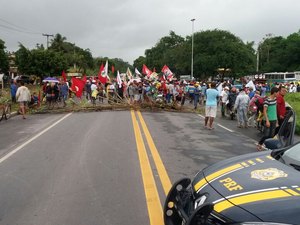 Trabalhadores rurais bloqueiam BR-104 e cobram entrega de terras da Usina Laginha
