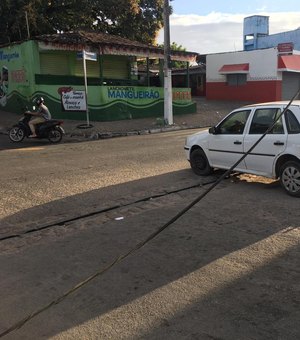 [Vídeo] Caminhão derruba fios de energia elétrica em Arapiraca