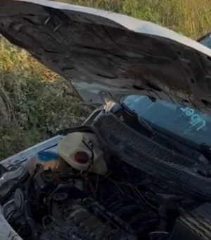 Carro capota e motorista fica ferido ao voltar de Festival em Água Branca
