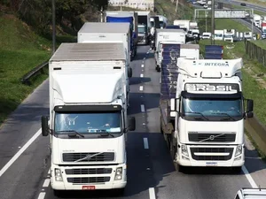 Por pressão de caminhoneiros, ala do governo quer subsídio imediato ao diesel