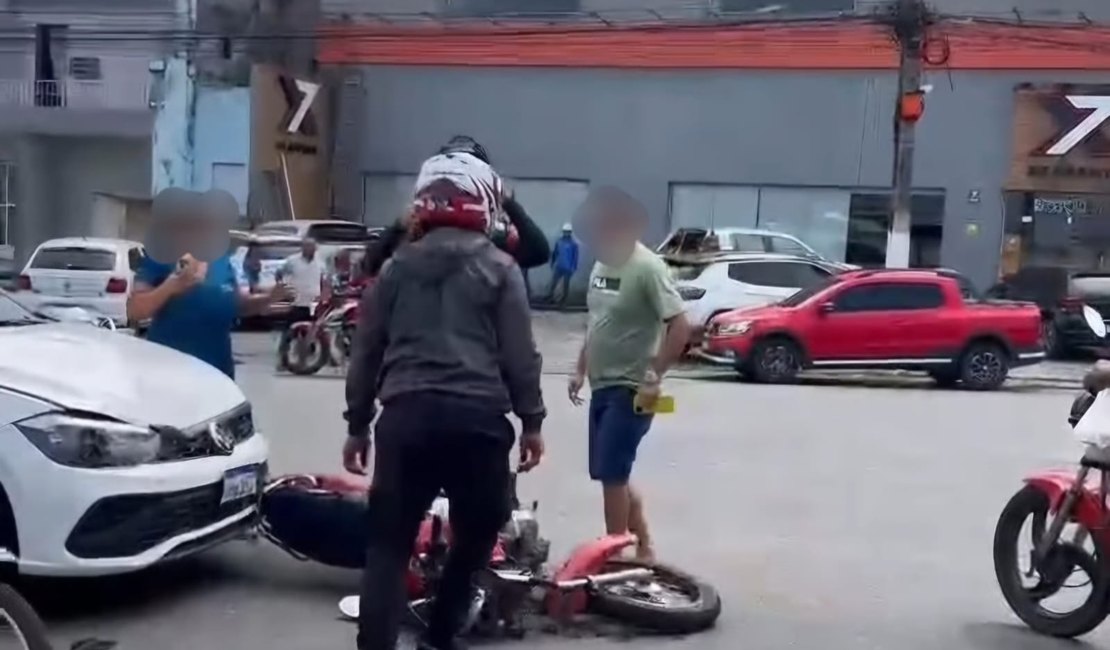 Após colisão entre carro e moto, condutores discutem no meio da rua em Arapiraca