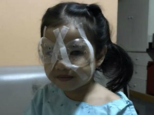 Menina de 4 anos faz cirurgia nos olhos após uso excessivo de celular