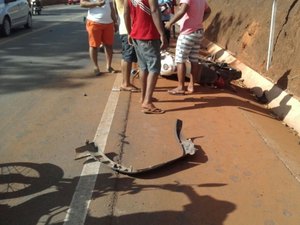 Carro tem pneu arrancado após colisão com motociclista