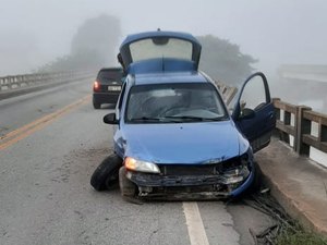 Carro gira na pista e atinge parapeito de ponte em São Miguel dos Campos