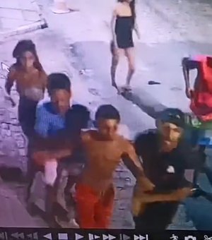 Vídeo: Momentos antes de ser assassinado, jovem é flagrado por câmeras de segurança sendo detido por outras pessoas