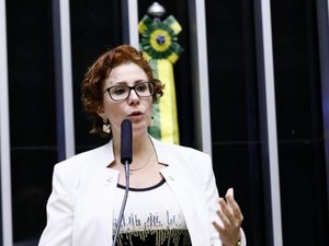 'Eu ponho minha mão no fogo pelo Bolsonaro', afirma Carla Zambelli