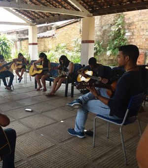Prefeitura implementa aulas de violão aos alunos da rede municipal
