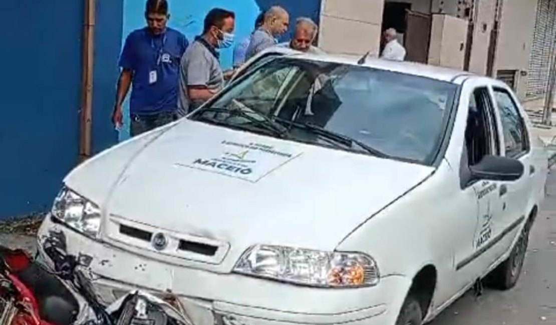 [VÍDEO] Carro da prefeitura de Maceió bate em motos na Pajuçara