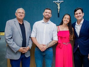 Prefeito Marcelo Beltrão prestigia homenagem a atletas coruripenses na Câmara