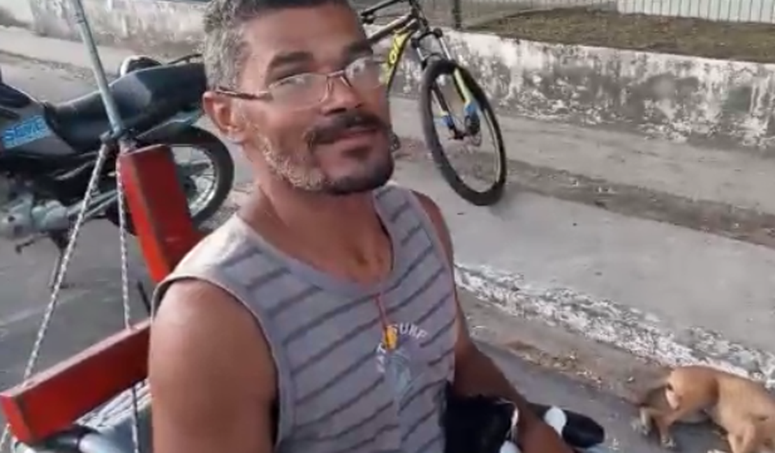 [Vídeo] Cadeirante não tem como pagar aluguel e há 11 meses mora em ponto de ônibus em Arapiraca