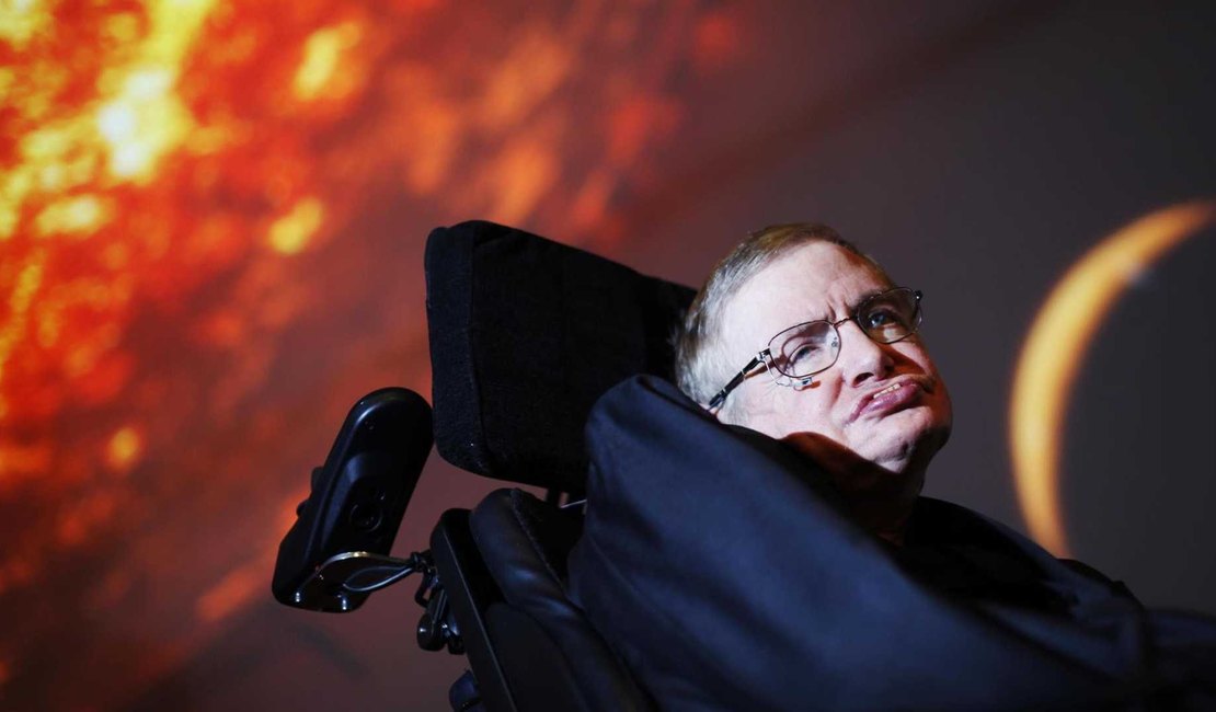 Familiares e amigos se despedem de Hawking neste sábado (31)