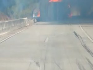 Motorista perde controle de carreta e tomba com veículo na BR-101