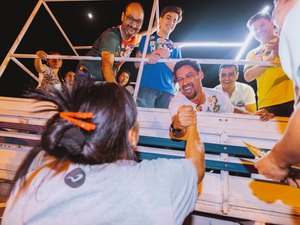 Ao lado de JHC, Rodrigo percorre conjuntos habitacionais de Maceió e anuncia melhorias na educação e na saúde