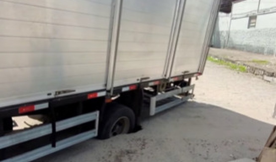 Caminhão fica preso após calçamento ceder no bairro Baixão, em Arapiraca