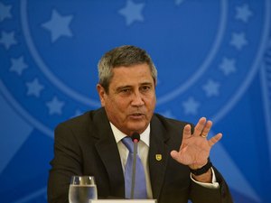Bolsonaro defende protocolo diferente para covid-19, diz Braga Netto