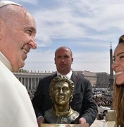 Papa Francisco recebe busto de Ayrton Senna e reconhece piloto