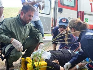 Mãe e filha ficam feridas após capotarem com veículo na BR 101