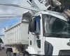 Caminhão-caçamba colide em poste de energia elétrica em Delmiro Gouveia