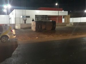 Condutor desvia de cavalo e carro tomba em frente ao Fórum de Maragogi