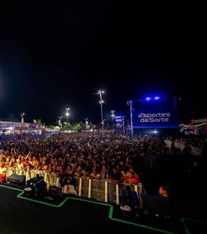 Multidão lota Jaraguá na abertura do Verão Massayó