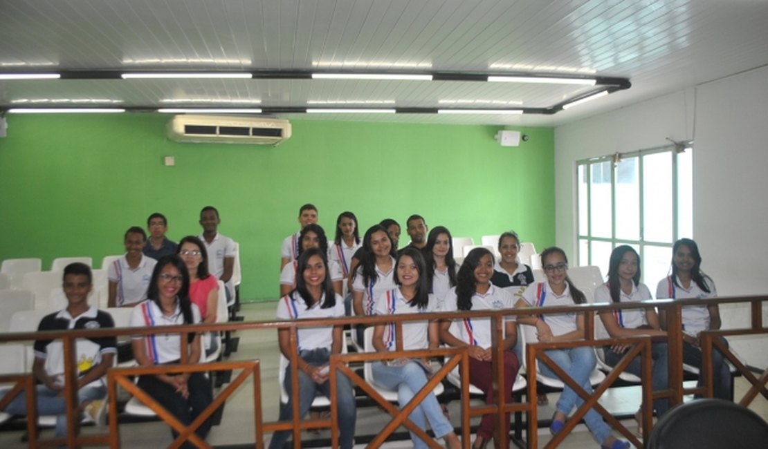 Estudantes conhecem instalações da Câmara Municipal de Arapiraca