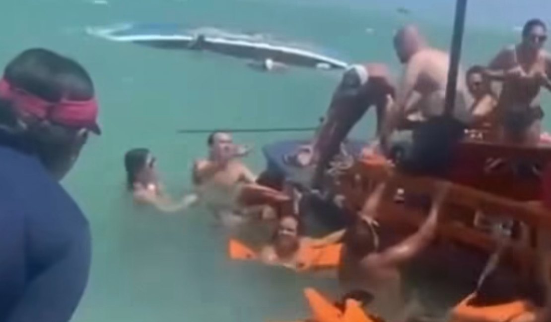 Jangada de passeio turístico vira no mar em São Miguel dos Milagres