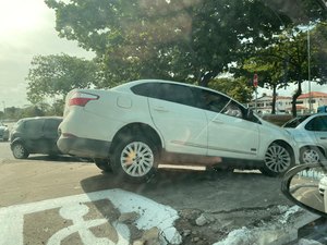 Após acidente, carro sobe em canteiro da rotatória do Jaraguá