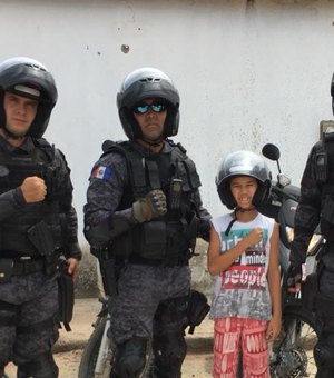 Criança de 12 anos ganha visita de policiais no dia do aniversário em Arapiraca