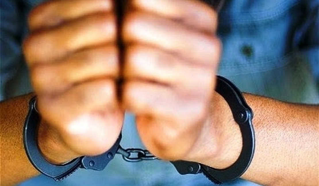 Homem tenta subornar policiais após ser preso por porte ilegal de arma