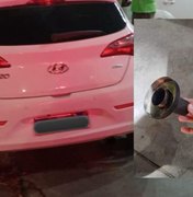 Agentes do DMTT abordam veículo com descarga alterada na Ponta Verde