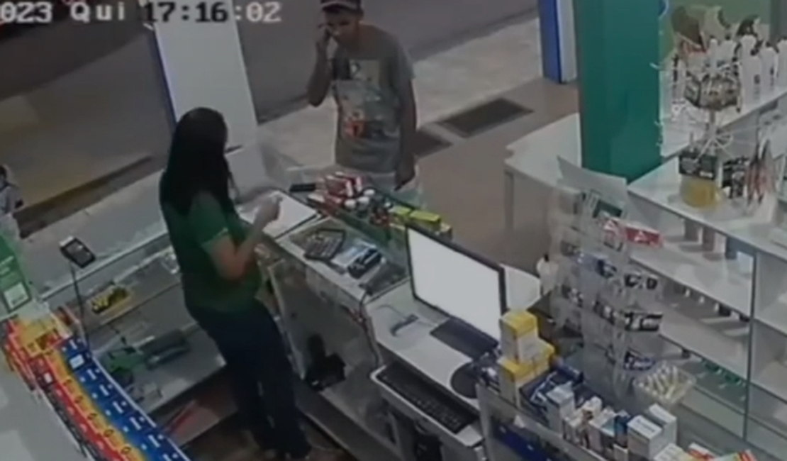 [Vídeo] Câmeras de segurança registram homem roubando dinheiro em farmácia