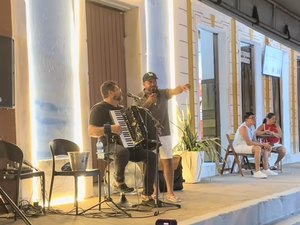 Edson Lima surpreende fãs com apresentação espontânea em praça de Piranhas