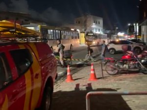 Colisão entre carros deixa uma pessoa morta e outra ferida na Serraria, em Maceió