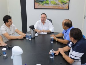 Prefeito Luciano recebe provedor e conselheiros do Hospital Regional de Arapiraca