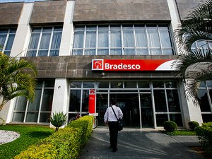 ?Banco Bradesco deve indenizar mulher que ficou na fila por mais de 2 horas