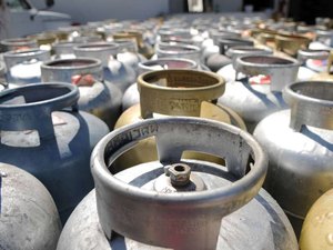 Botijão de gás chega a custar 10% do salário e pode superar R$ 100