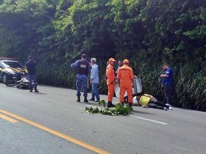 Motociclista fica ferido após colidir na traseira de carro na BR-101