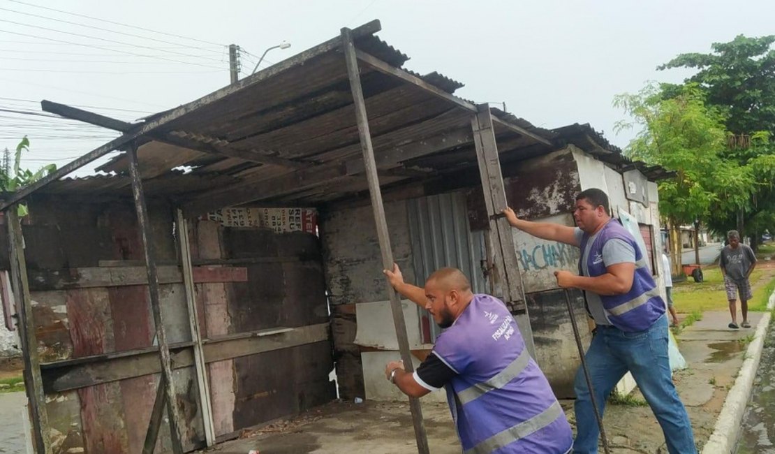 Estruturas abandonadas no Benedito Bentes são demolidas