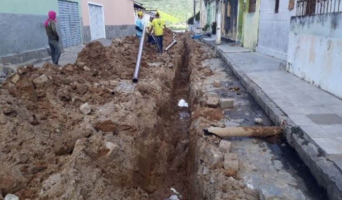Governo e Casal renovam rede de abastecimento de água de mais de 800 casas no Sertão
