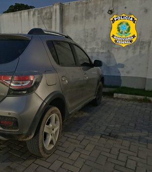 Foragido da Justiça por homicídio é preso conduzindo carro clonado em Rio Largo