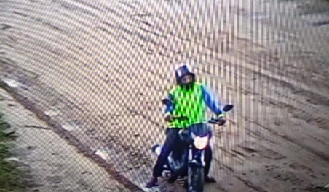 [Video] Mototaxista clandestino rouba celular de suposta passageira