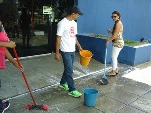 Profissionais da Educação fazem protesto e lavam calçada da Secretaria da Educação