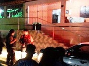 Jovem de 20 anos baleado em via pública é socorrido por populares