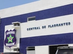 Polícia prende dupla e apreende armas encontradas dentro de veículo