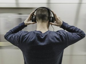 Audição de mais de 1 bilhão de jovens está ameaçada, alerta OMS