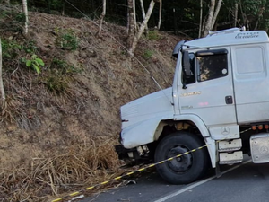 Motociclista morre após tentar fazer ultrapassagem e bater em caminhão, em Alagoas