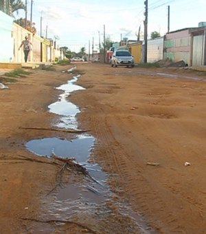 Moradores reclamam de 'buraqueira' e 'lamaçal' em ruas no bairro Santa Esmeralda