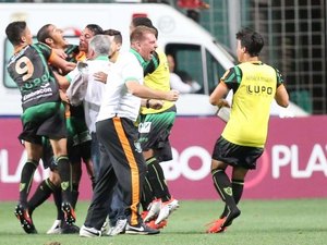Inter perde para o lanterna com gol de ombro e segue na zona da degola