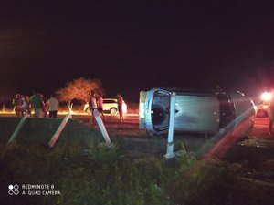 Carro perde controle, colide contra muro e capota em Olho d'Água das Flores