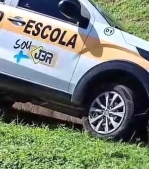 Aluna de autoescola perde controle de veículo durante exame e carro cai em vala em Arapiraca
